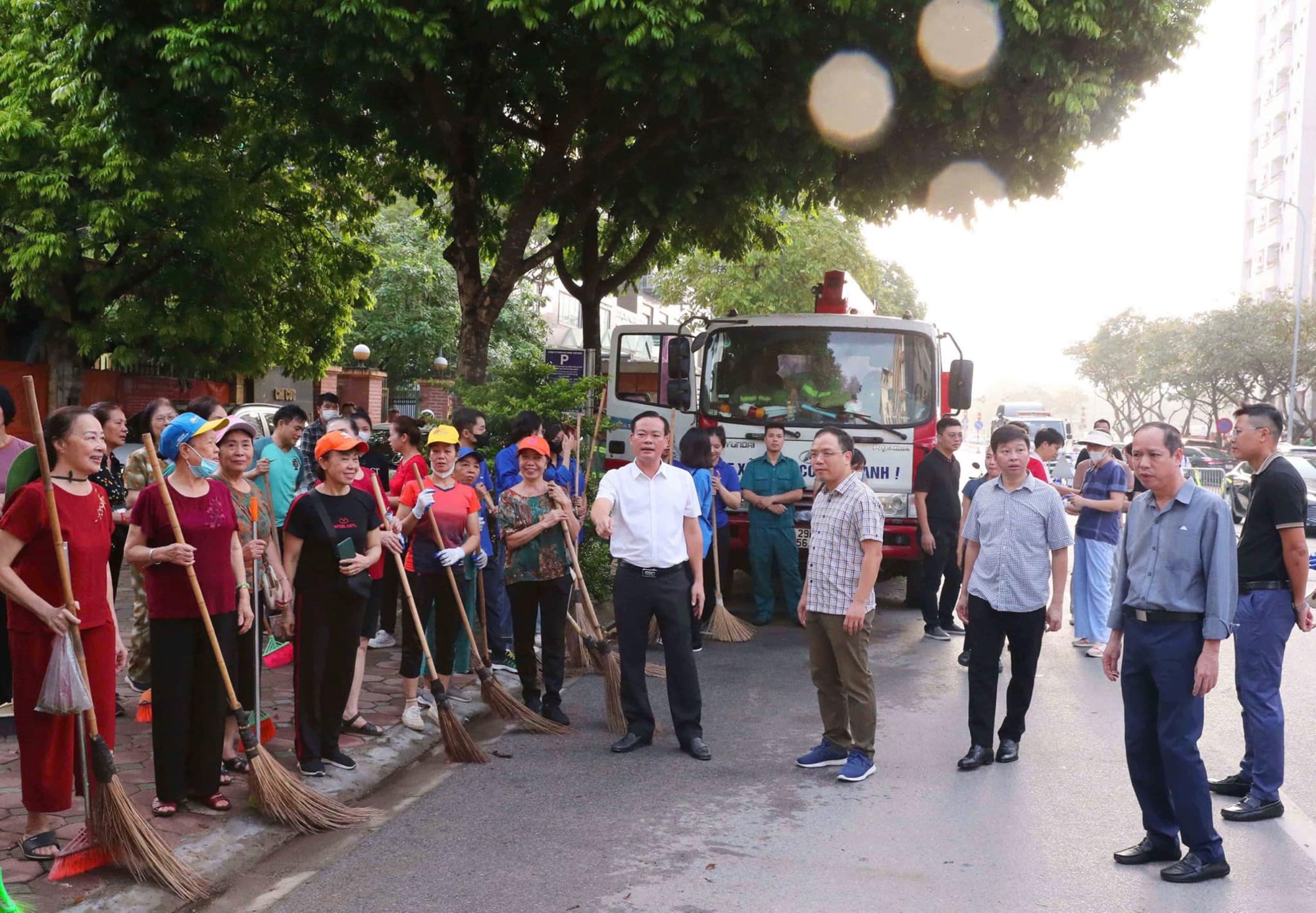 Quận Cầu Giấy ra quân tổng vệ sinh môi trường - ảnh 1