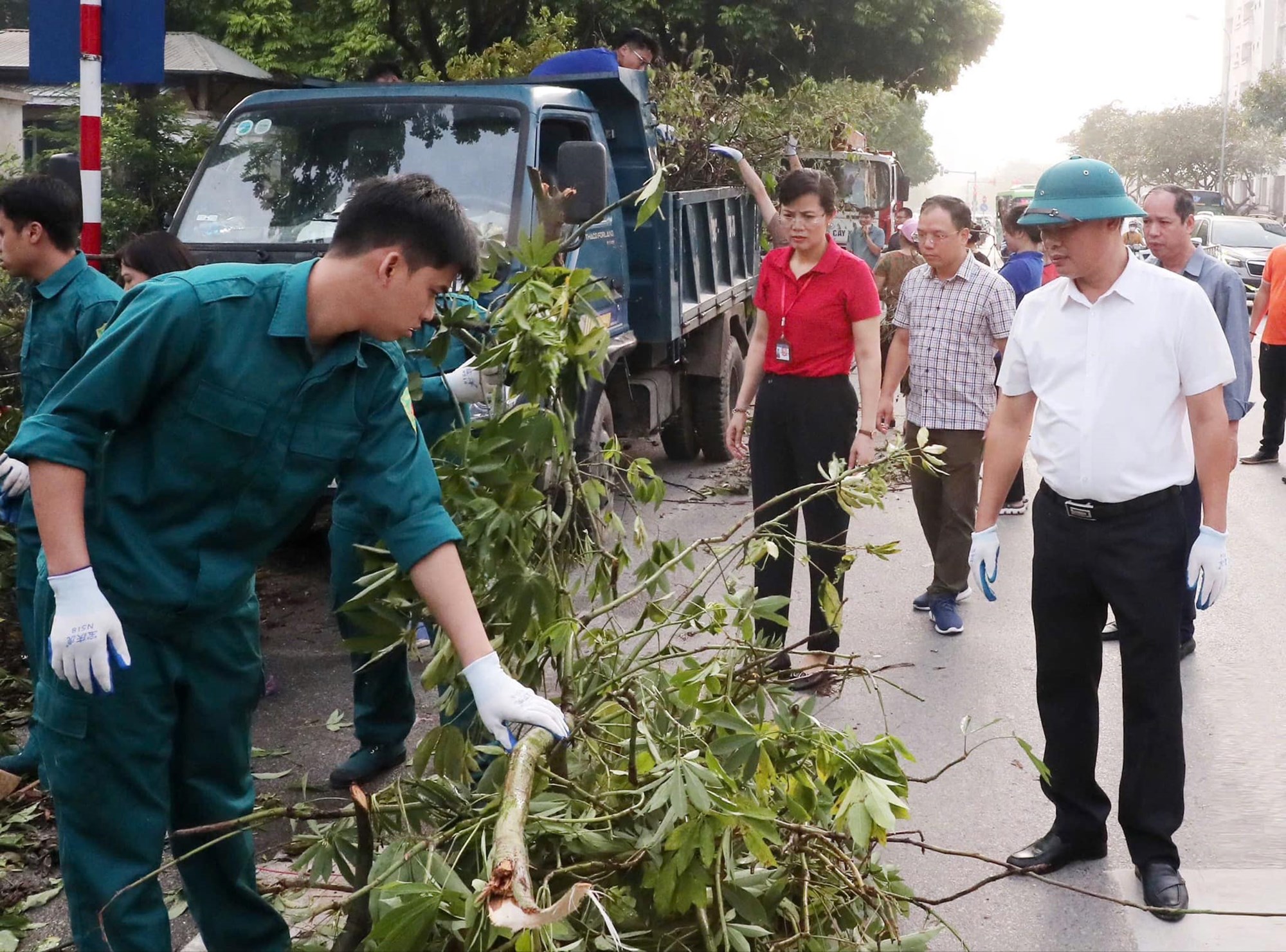 Quận Cầu Giấy ra quân tổng vệ sinh môi trường - ảnh 3