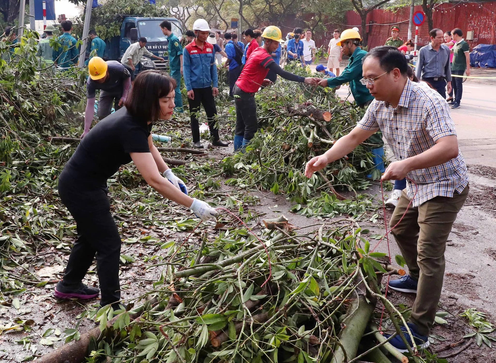 Quận Cầu Giấy ra quân tổng vệ sinh môi trường - ảnh 6