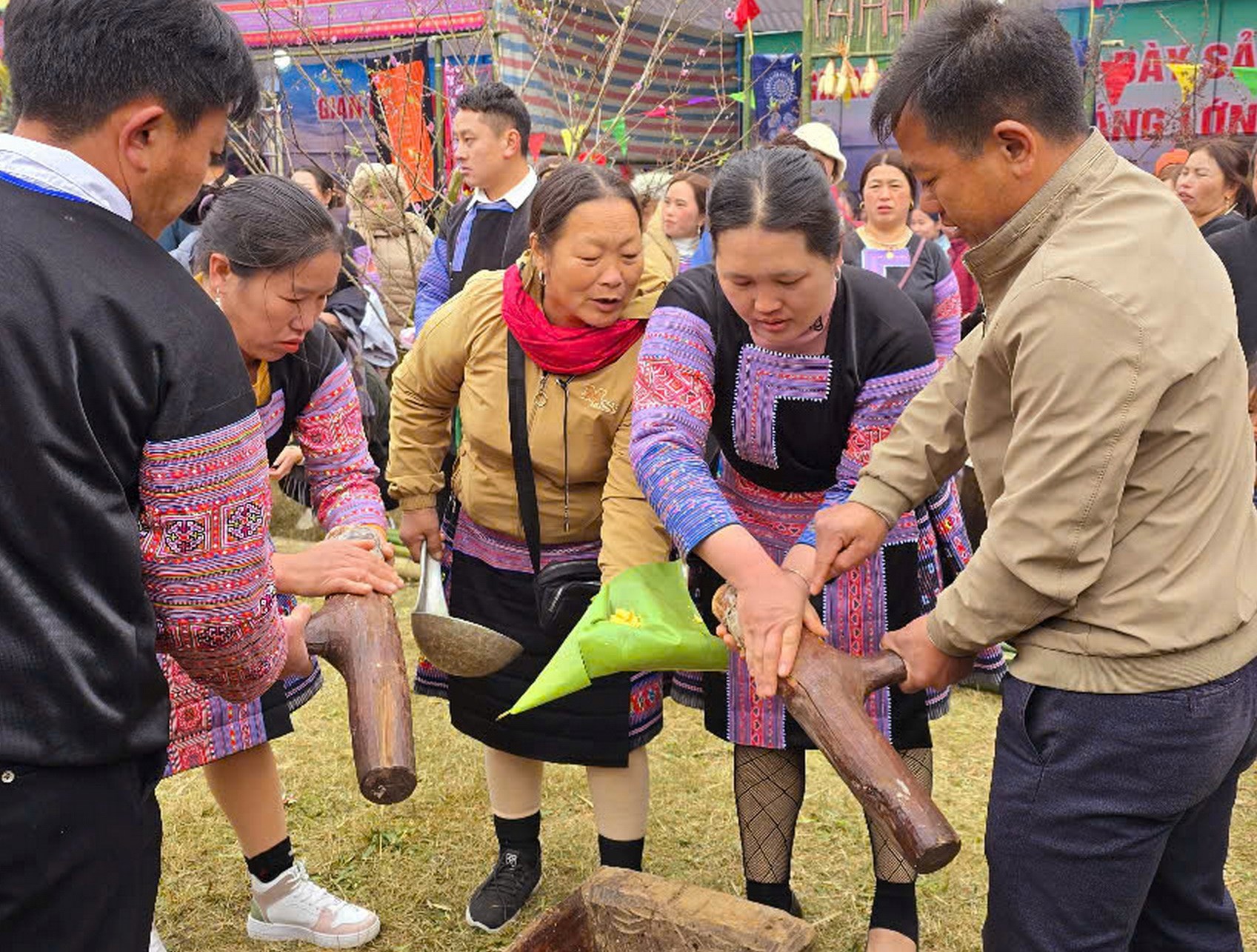 Rộn vang tiếng chày giã bánh dày mừng năm mới của người Mông - ảnh 3