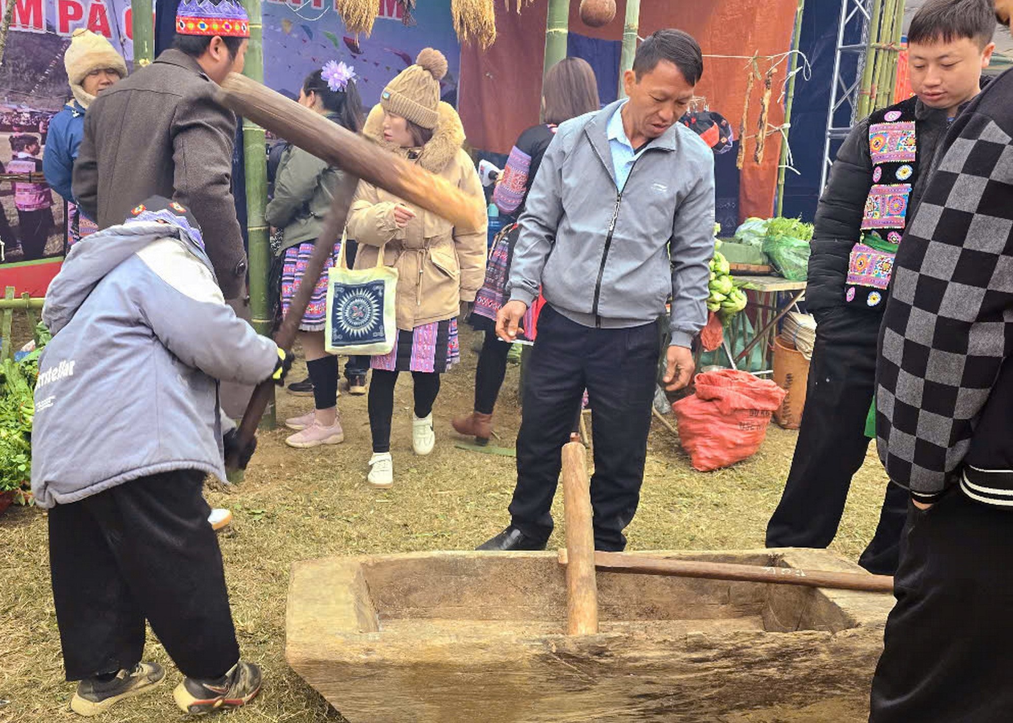 Rộn vang tiếng chày giã bánh dày mừng năm mới của người Mông - ảnh 9