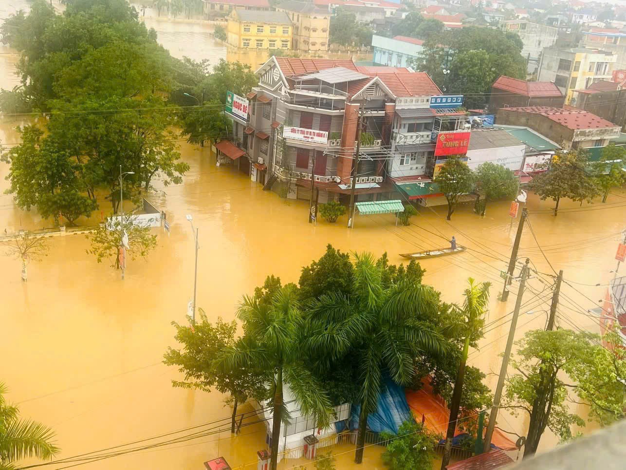 Gần 18.000 ngôi nhà ở bị ngập lụt, giao thông chia cắt - ảnh 3