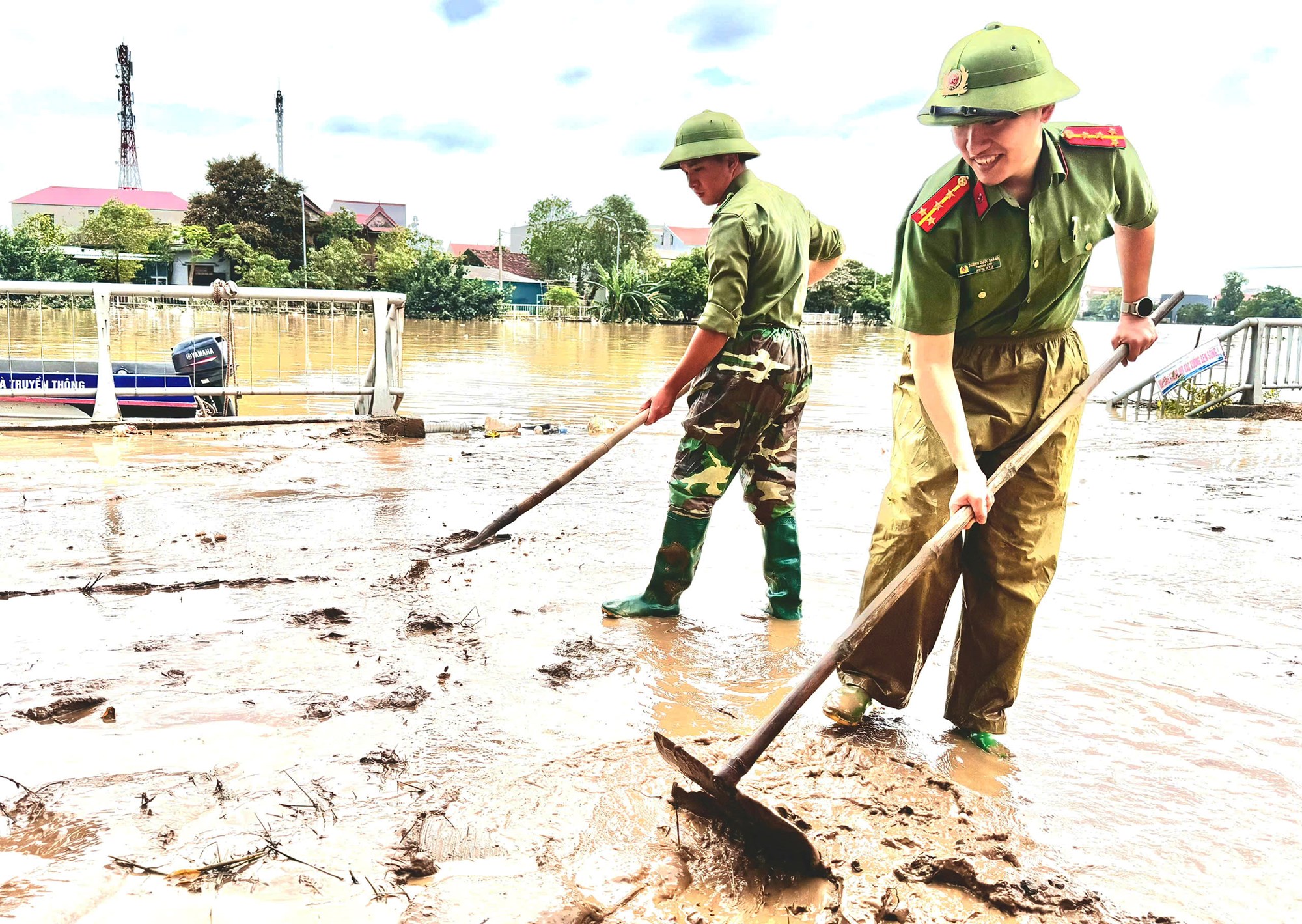 Quân dân đồng sức dọn dẹp bùn đất sau lũ - ảnh 5