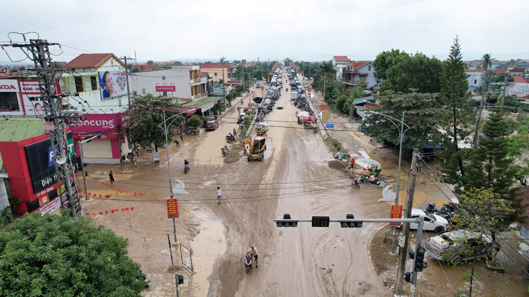 Quân dân đồng sức dọn dẹp bùn đất sau lũ - ảnh 1