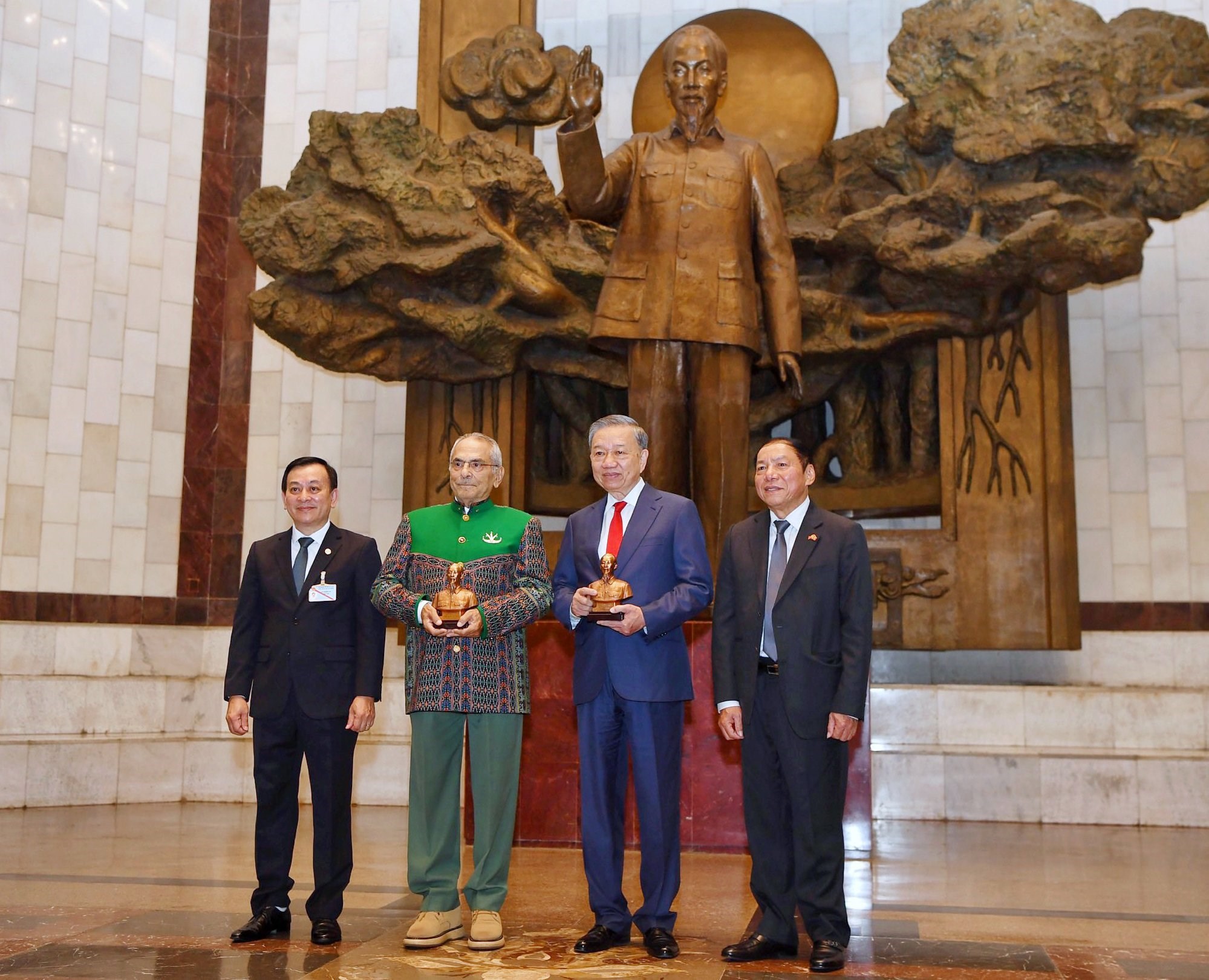 Chủ tịch nước cùng Tổng thống Timor-Leste thăm Bảo tàng Hồ Chí Minh - ảnh 5