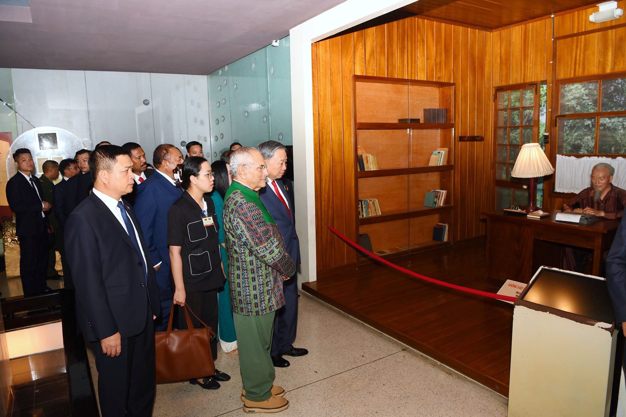 Chủ tịch nước cùng Tổng thống Timor-Leste thăm Bảo tàng Hồ Chí Minh - ảnh 3