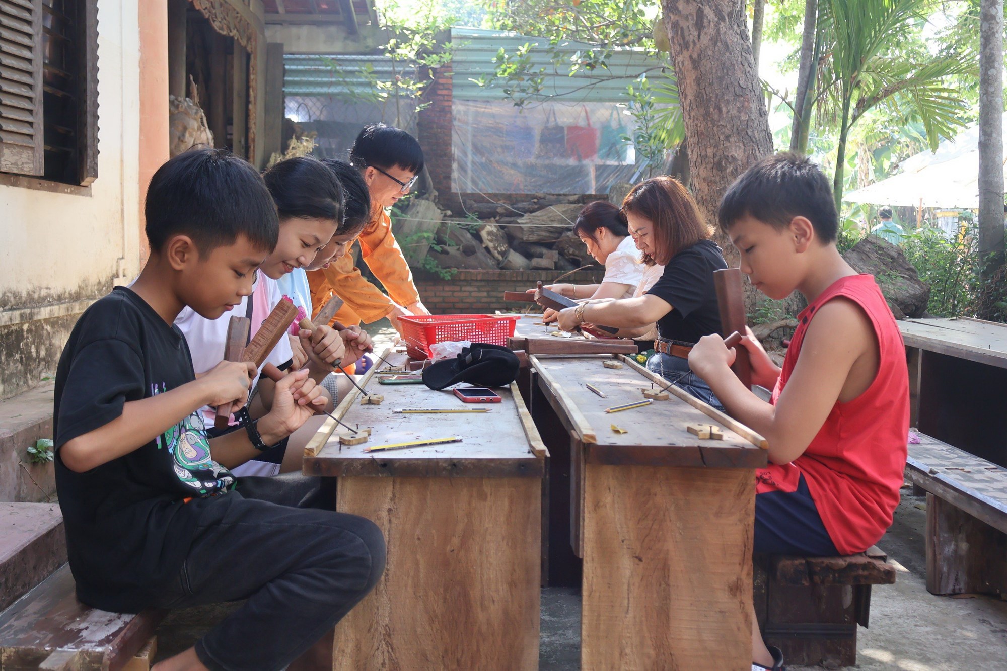 Du khách hào hứng trải nghiệm làng mộc Kim Bồng - ảnh 9
