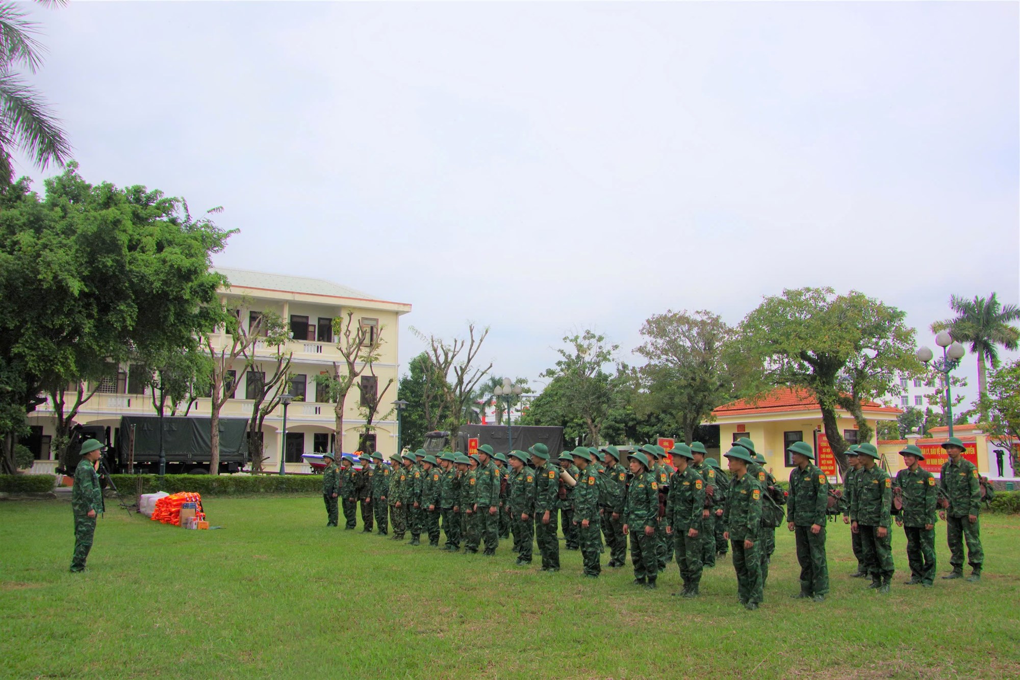 Bộ đội biên phòng giúp dân ứng phó bão số 6 - ảnh 1