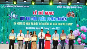 Trao 4 HCV tiểu phẩm tuyên truyền Đề cương về Văn hóa Việt Nam