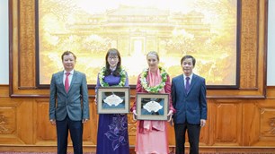 Trao danh hiệu Công dân danh dự tỉnh Thừa Thiên Huế cho 2 nữ chuyên gia quốc tế