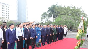 Dâng hoa, dâng hương tưởng niệm Chủ tịch Hồ Chí Minh và các Anh hùng, liệt sĩ tại Thanh Hóa