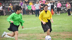 Độc đáo giải bóng đá nữ trang phục các dân tộc ở Lục Yên