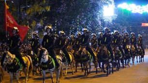 Biểu diễn kỵ binh, nhạc kèn phục vụ người dân, du khách thành phố Điện Biên Phủ