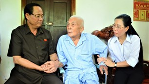 Thượng tướng Trần Quang Phương thăm, tặng quà cho người có công, gia đình chính sách