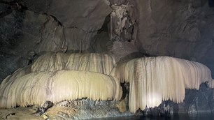 Những lớp thạch nhũ nối dài trong hang vừa được phát hiện ở Trường Sơn