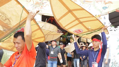 Tưng bừng lễ hội truyền thống thi thả diều làng Bá Dương Nội