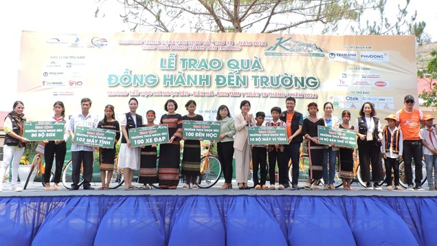 Chương trình Caravan thiện nguyện đồng hành đến trường hỗ trợ học sinh nghèo ở tỉnh Kon Tum