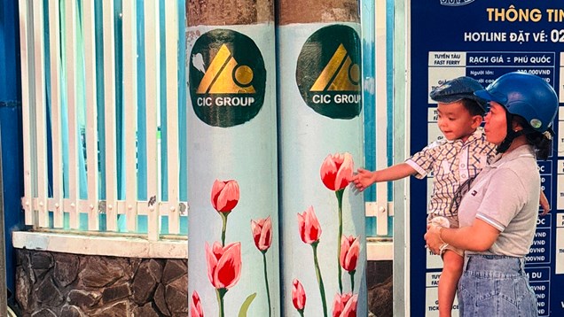 Người dân thích thú khi gần 100 “cột điện nở hoa” ở Kiên Giang  