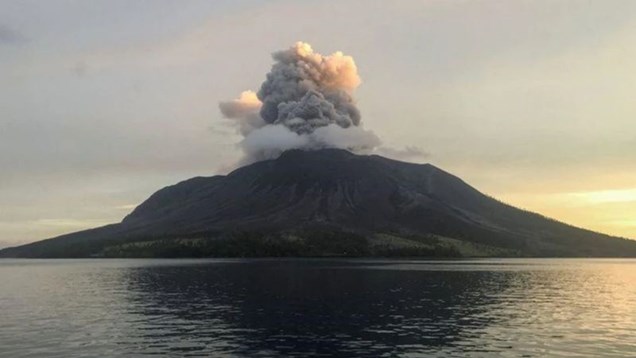 Indonesia: Núi lửa Ruang lại phun trào dữ dội