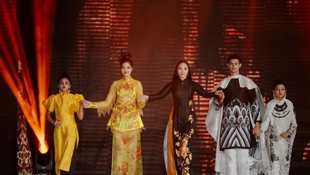 Trình diễn áo dài “Niên hoa” của NTK Châu Loan tại Thái Lan